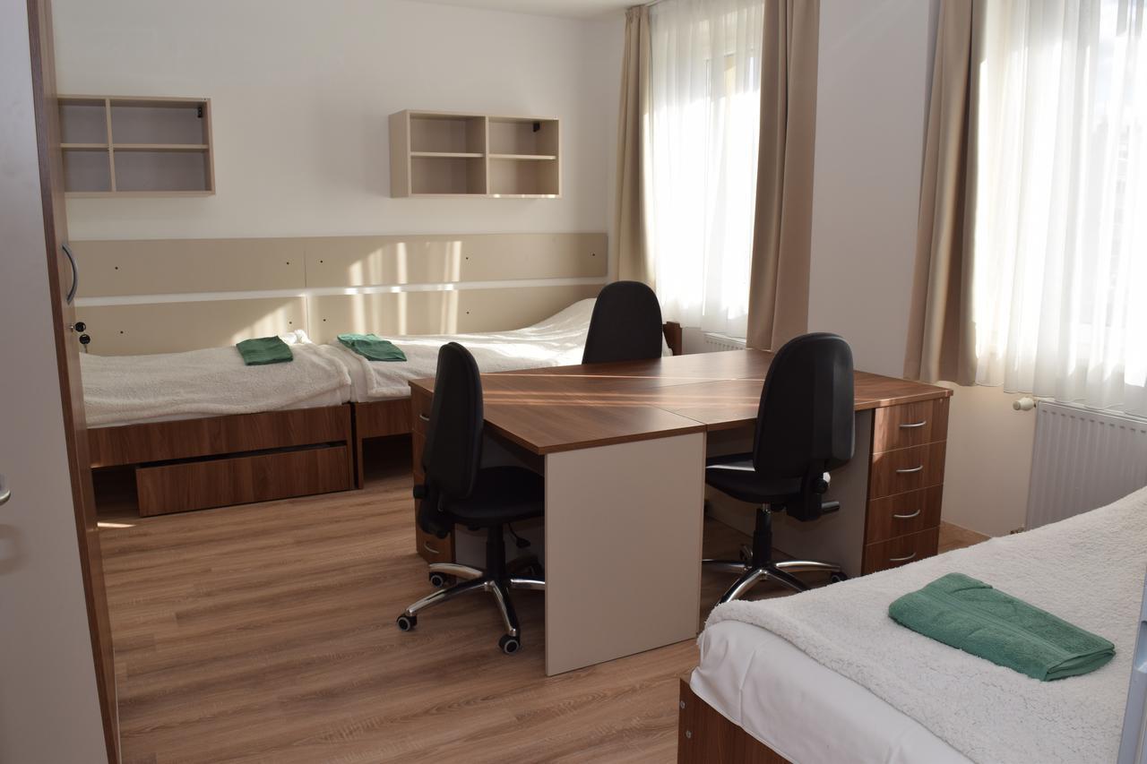 Marothi Kollegium Hostel เดเบรตเซน ภายนอก รูปภาพ